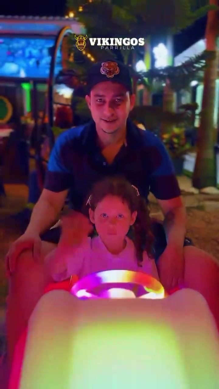 Adulto y niña disfrutando de un equipo en Vikingos